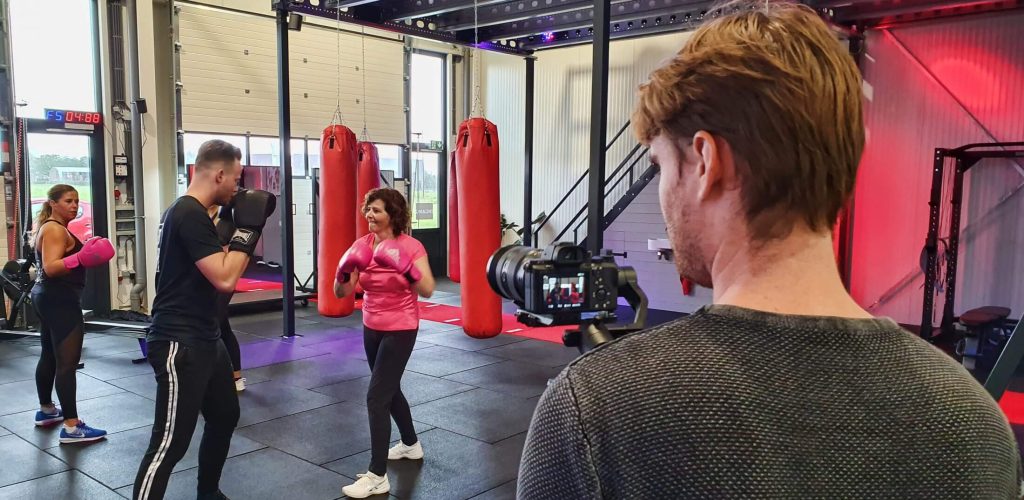 Justin aan het filmen bij de sportclub